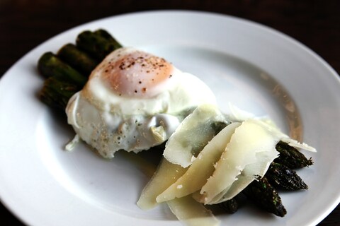 Asaparagus with Berkswell and Bantam egg at Beagle
