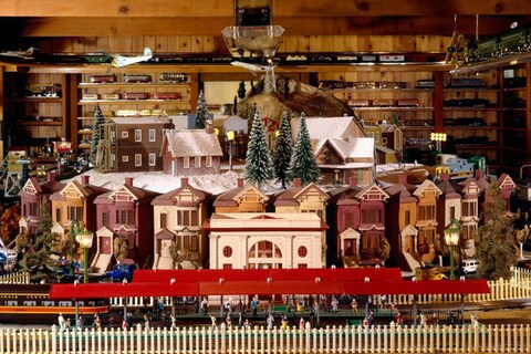Inside Frank Sinatra&#39;s Train Building