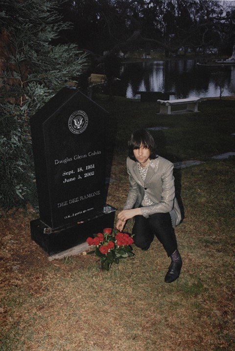 Bobby Gillespie with Dee Dee Ramone&#39;s grave, Hollywood Forev