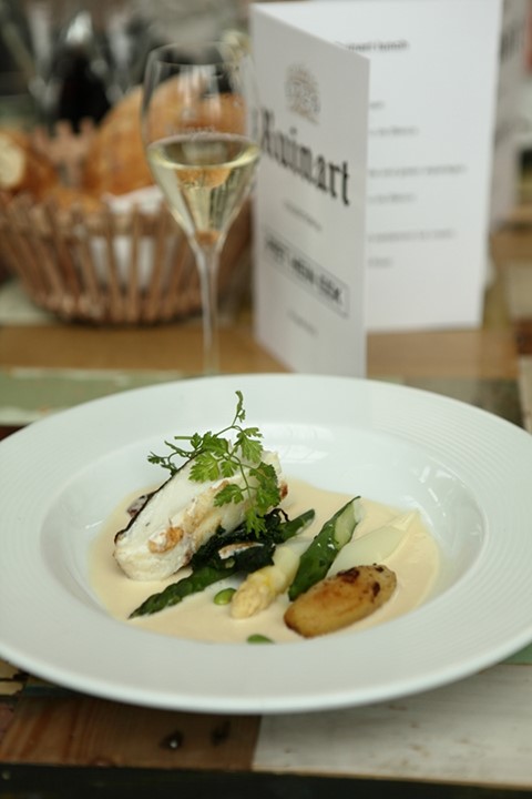 Cod and asparagus with Ruinart Blanc de Blanc in the PHE res