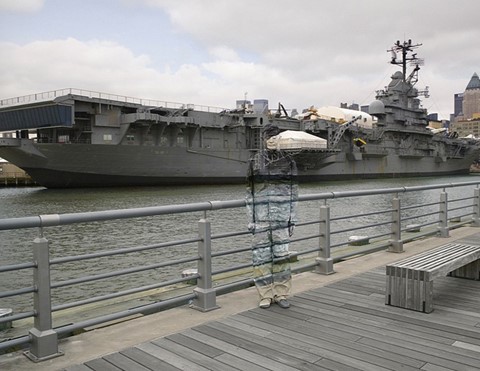 Liu Bolin, Hiding in New York No. 6 - Intrepid, 2012