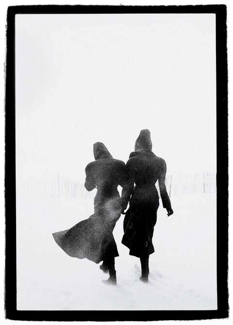 10.-Peter-Lindbergh_Le-Touquet_Linda-Spierings-and