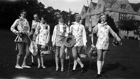 046_The Bright Young Things at Wilsford 1927_CM983