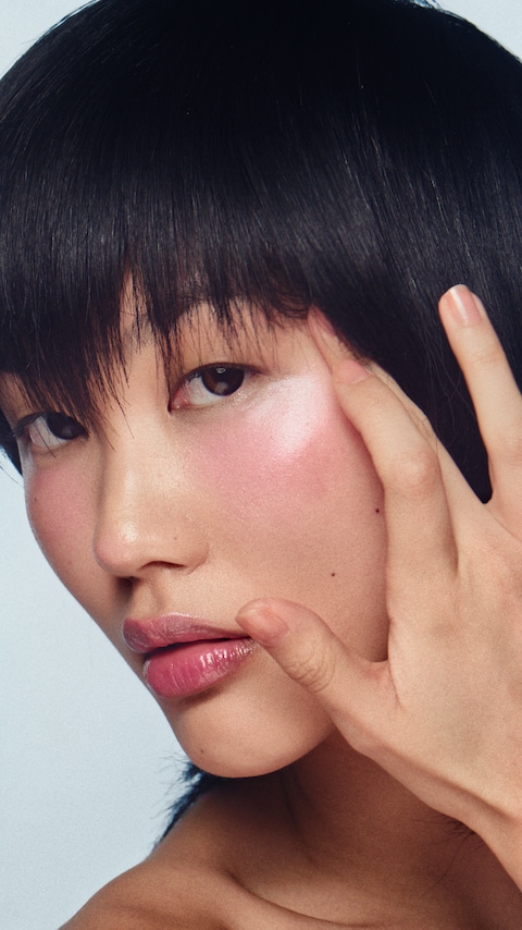 SIMIHAZE BEAUTY model shot blush