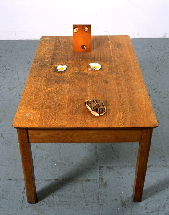 Sarah Lucas, SITUATION Absolute Beach Man Rubble