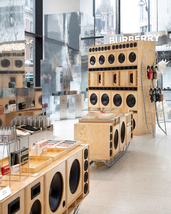 Burberry takes over The Selfridges Corner Shop_002