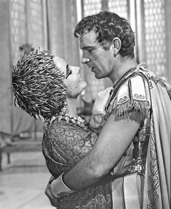 Elizabeth Taylor and Richard Burton in Cleopatra 1963