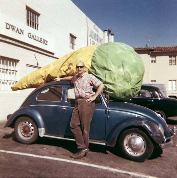 Floor Cone (1962) in front of Dwan Gallery, Los Angeles, 196