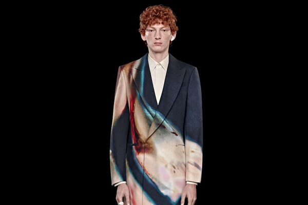 alexander mcqueen ボタンツイステッドスプライスジャケット Alexander McQueen's New Men's Collection Refracts the Cosmos