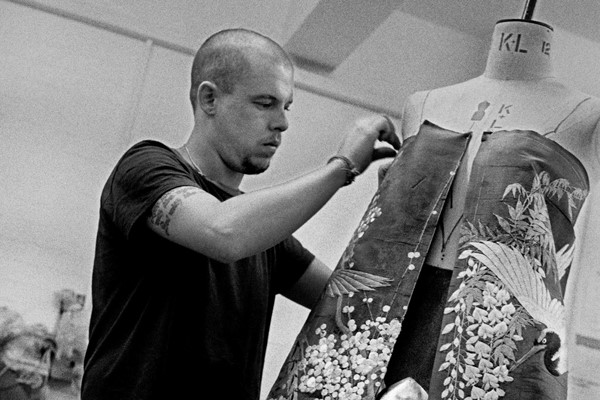 This Photographer Took 35,000 Pictures of Alexander McQueen Over 13 ...