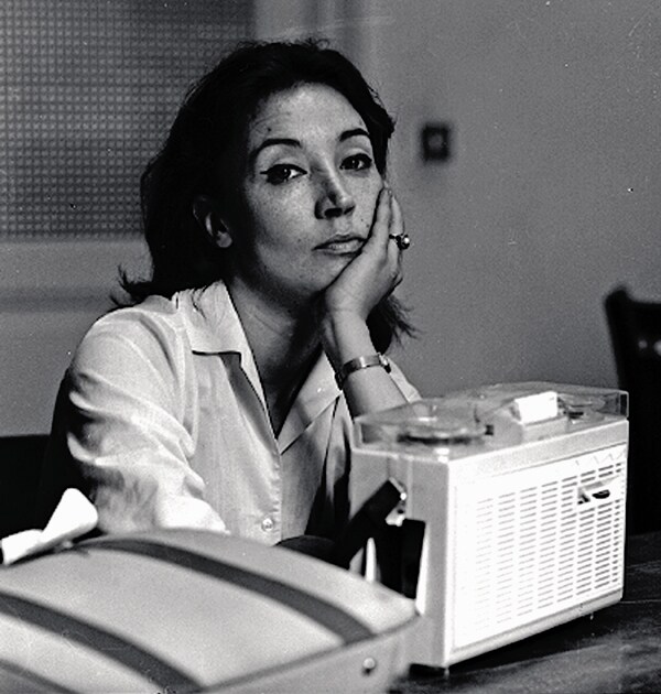Oriana Fallaci with tape recorder, 5 July 1963