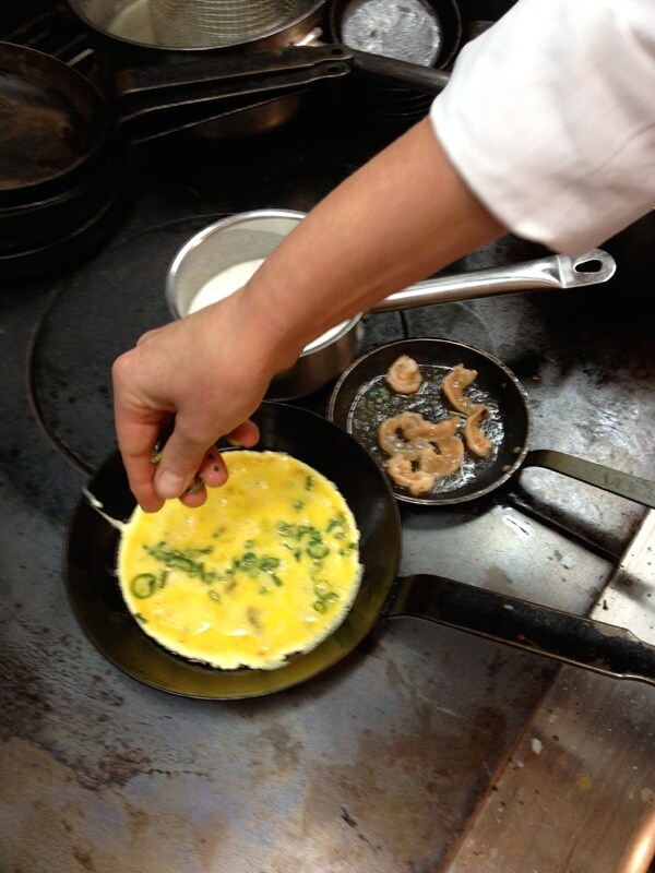 Sprinkling with green chilli rounds and spring onion slices