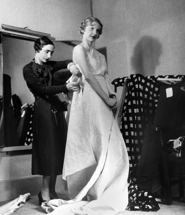 Fitting of an Alix Barton model on mannequin by Mademoiselle
