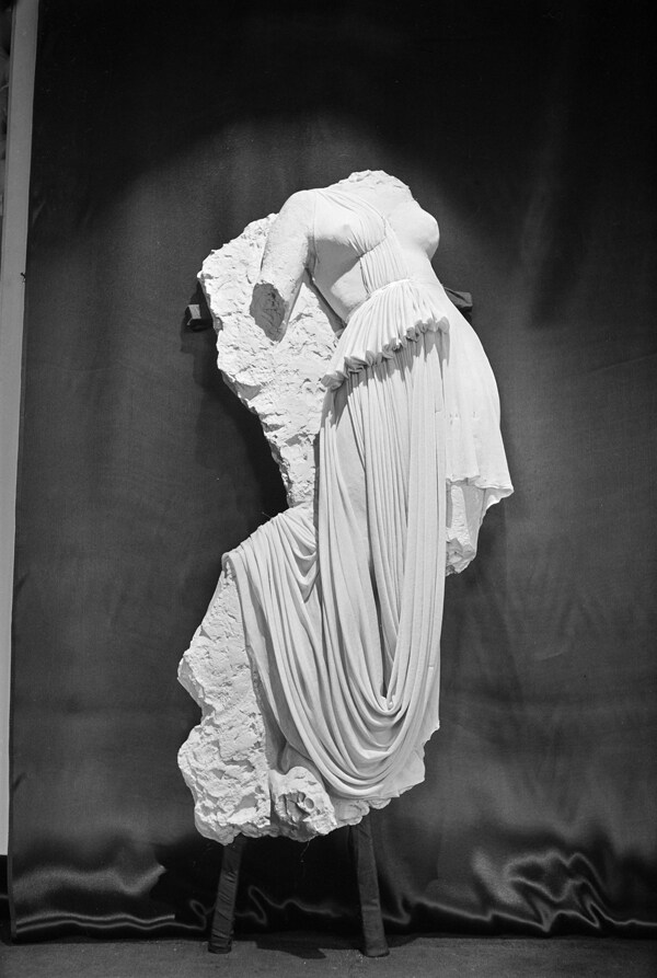 Bas-relief exhibited by Alix in the Grand Couture room at th