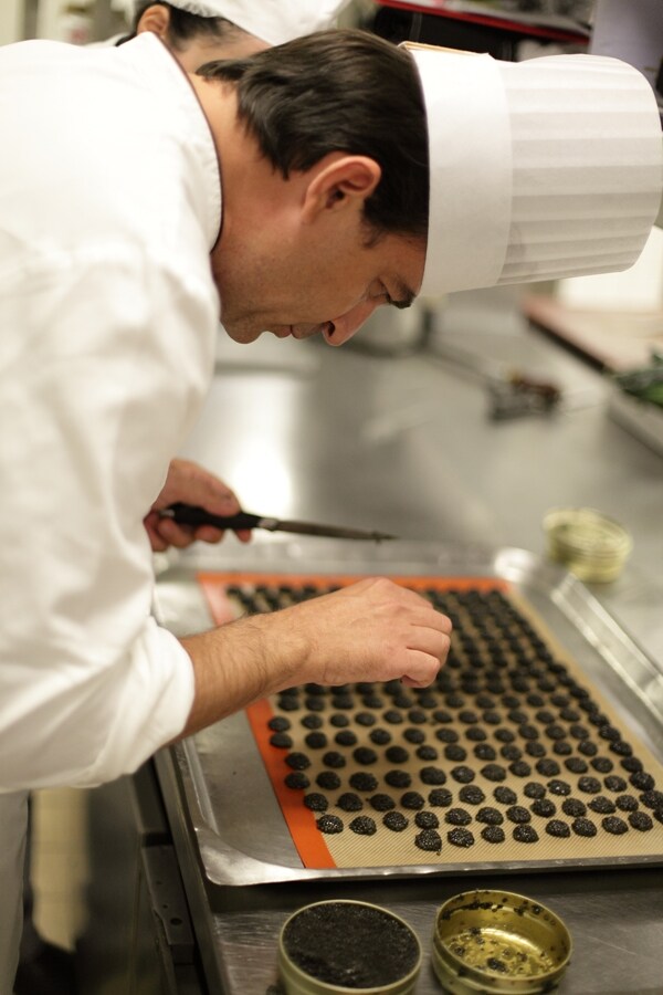 Alleno preparing the caviar