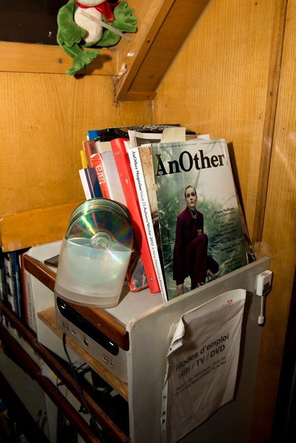 The latest AnOther Magazine on Tara&#39;s bookshelf
