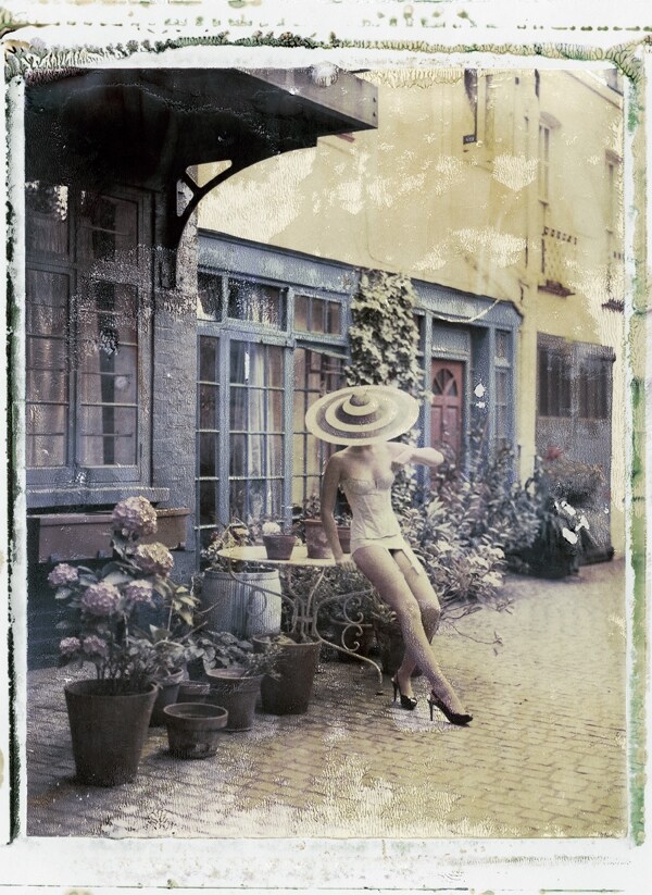 &#39;4pm in London&#39; in Philip Treacy and Cadolle (2009)