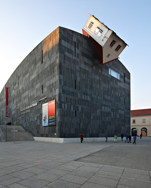 House Attack, Erwin Wurm, 2006