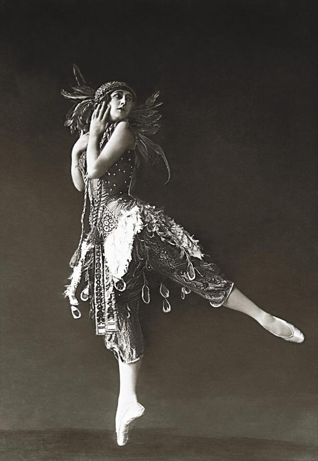 Ballet dancer Tamara Karsavina in Firebird. Ca 1912.