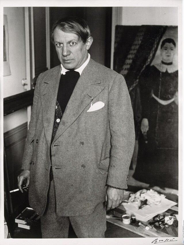 Brassa&#239;, Picasso vor Henri Rousseaus Portr&#228;t von Jadwiga, 19