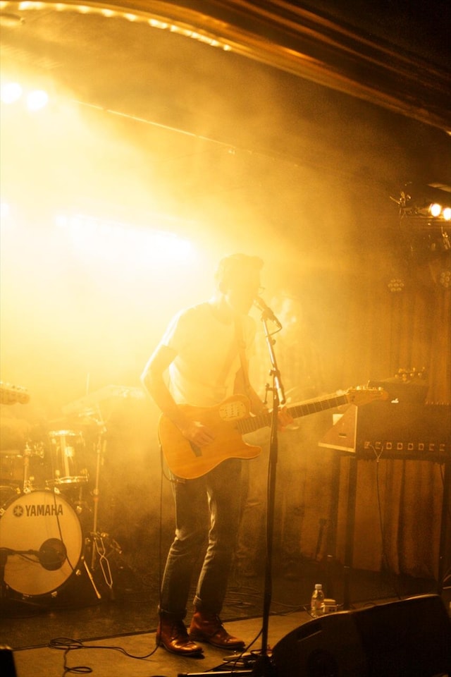 Tom Vek performing at Silencio