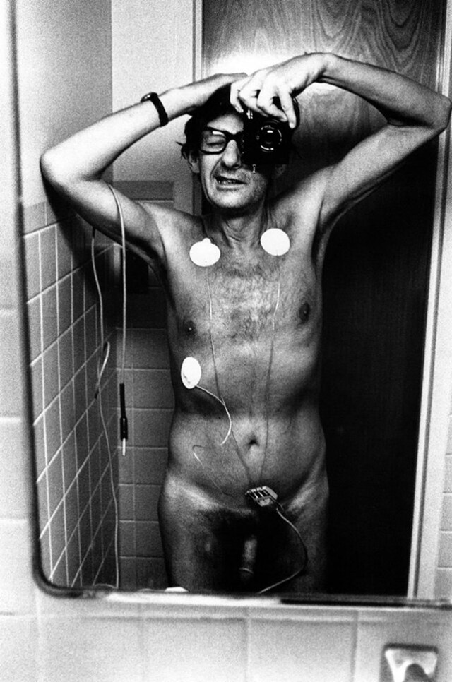 Helmut Newton, Self-portrait during an electrocardiogram, Le