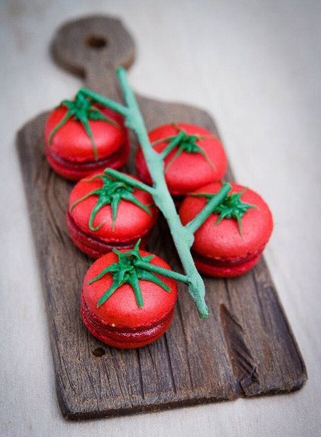 Tomato and basil macaroons