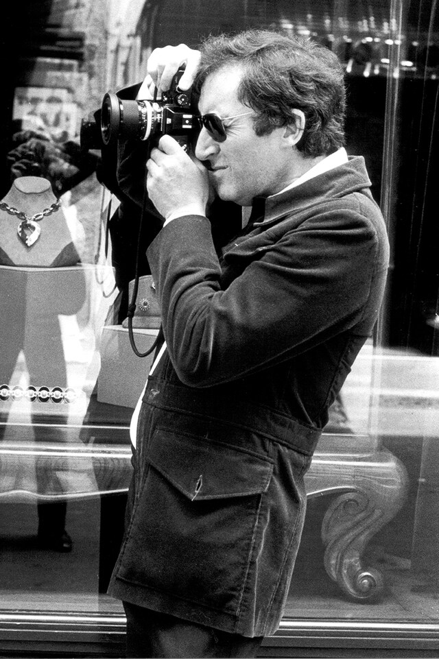 Peter Sellers before the display window of the Bulgari shop 