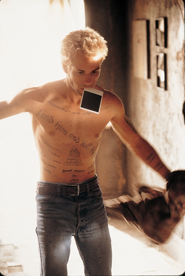 Leonard (Guy Pearce) is armed with snapshots and tattoos to 