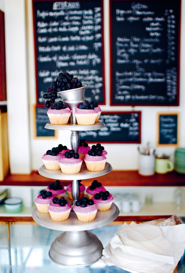 Cakes in the Violet Bakery