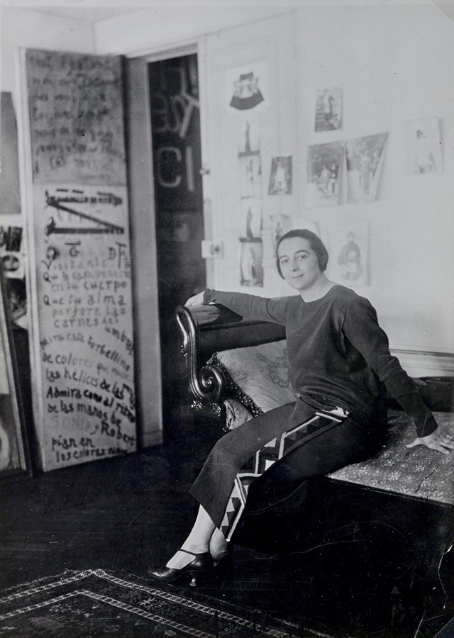 Sonia Delaunay in front of her door-poem