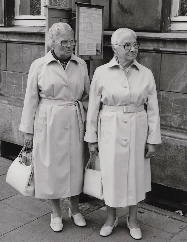Bushaltestelle,-Frau-Höppe-und-Tochter-at-1946-Da