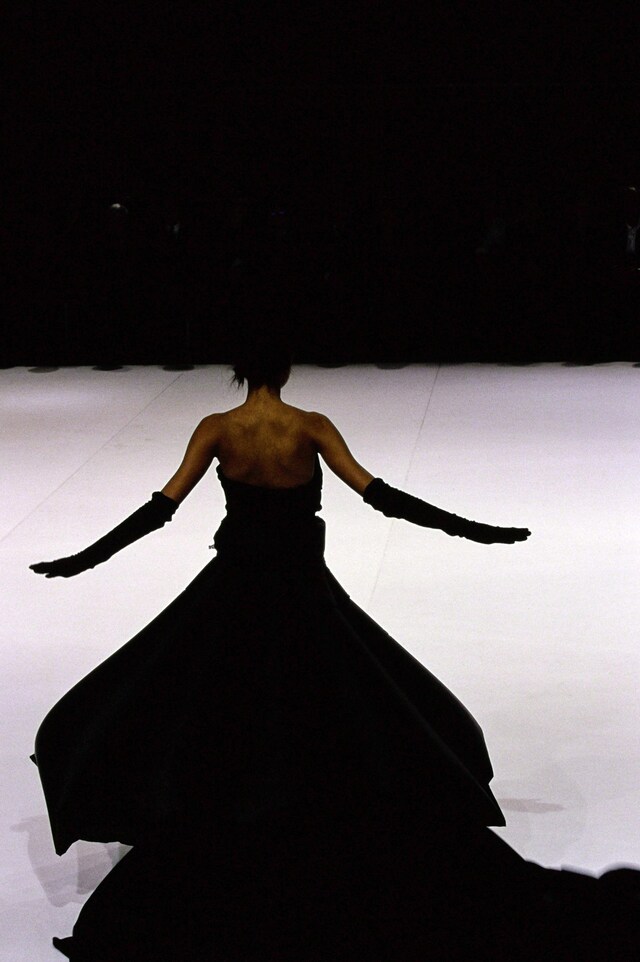 YOHJI-YAMAMOTO-SPRING-1999-RTW-42-TRISH-GOFF