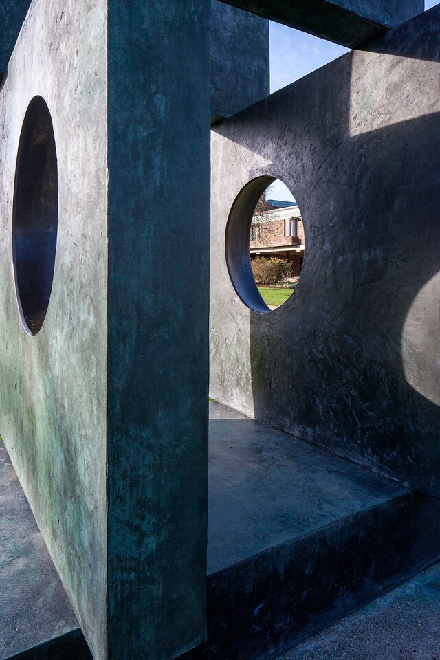 Barbara-Hepworth_churchill_col2