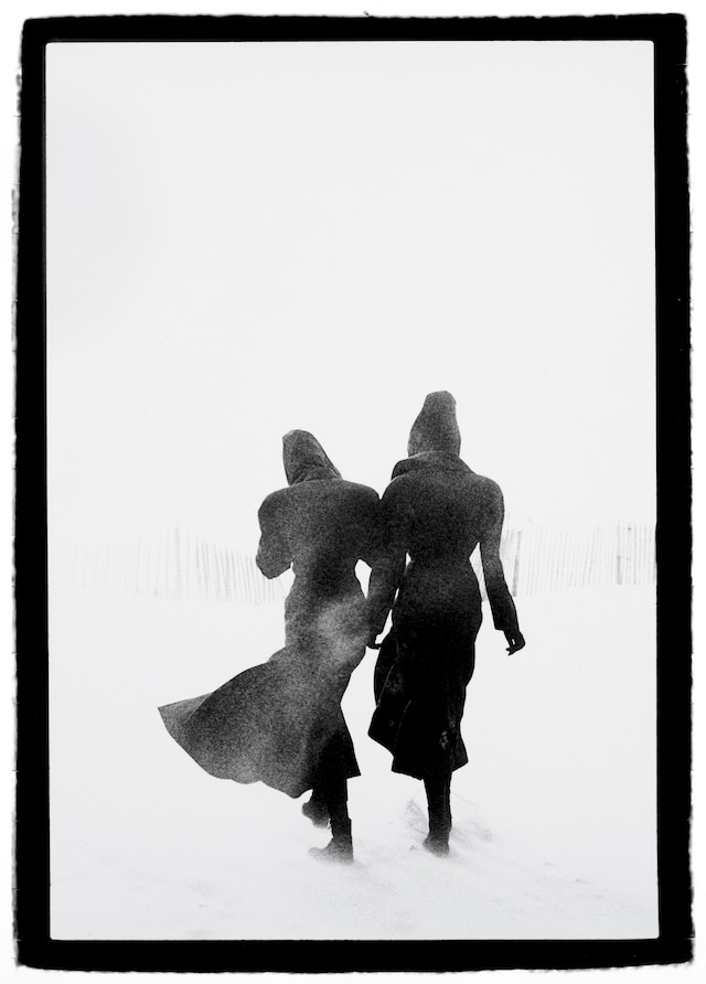 10.-Peter-Lindbergh_Le-Touquet_Linda-Spierings-and