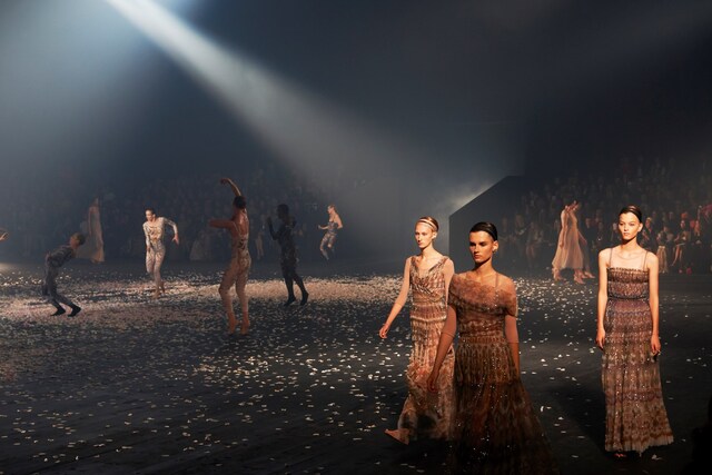 DIOR_RTW_SS19_PERFORMANCE_&#169;ADRIEN_DIRAND_3