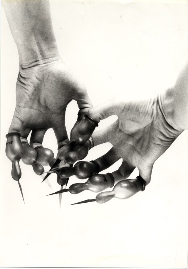 12. Renate Bertlmann_Messerschnullerhaende_1981