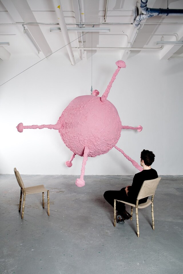 1 Franz West - Epiphanie an Stühlen
