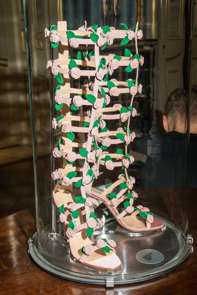 31_AlexanderCoggin_AnOther_Manolo