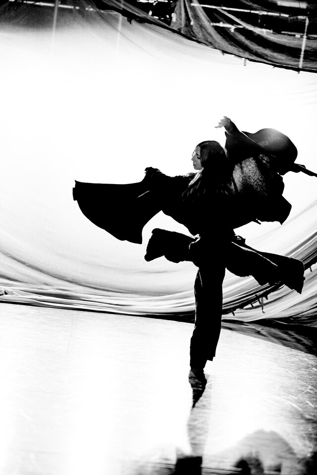 maliphantworks3 Russell Maliphant Dana Fouras dance