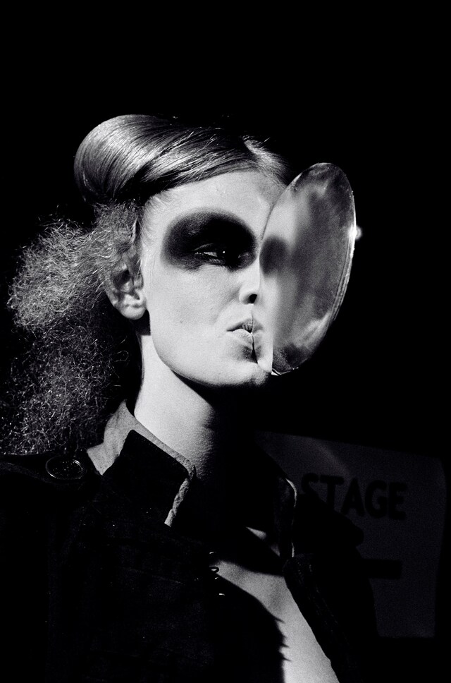 Shaun Leane &#39;IRERE FACE DISC&#39;, shot by Ann Ray
