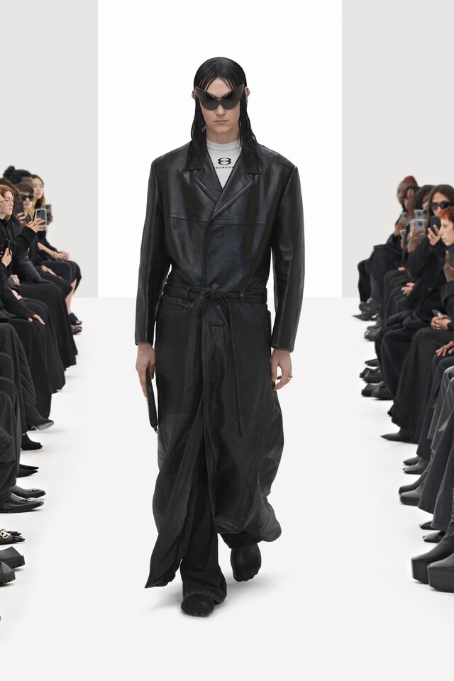 BALENCIAGA SPRING 22_37