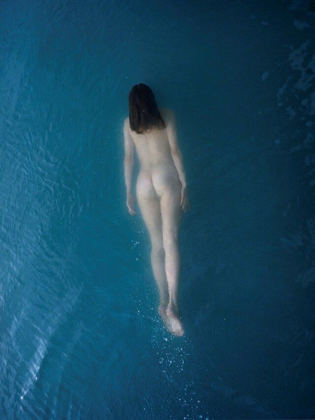 parisphotoonlineviewingrooms-zolt-n-tombor-gliding