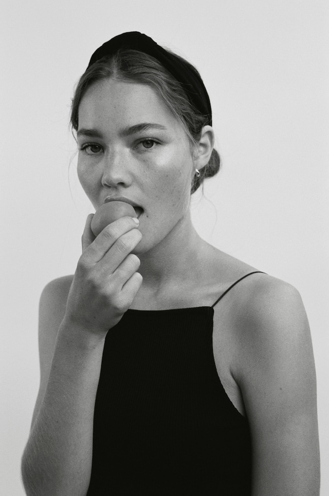 THE SEATED QUEEN(25)