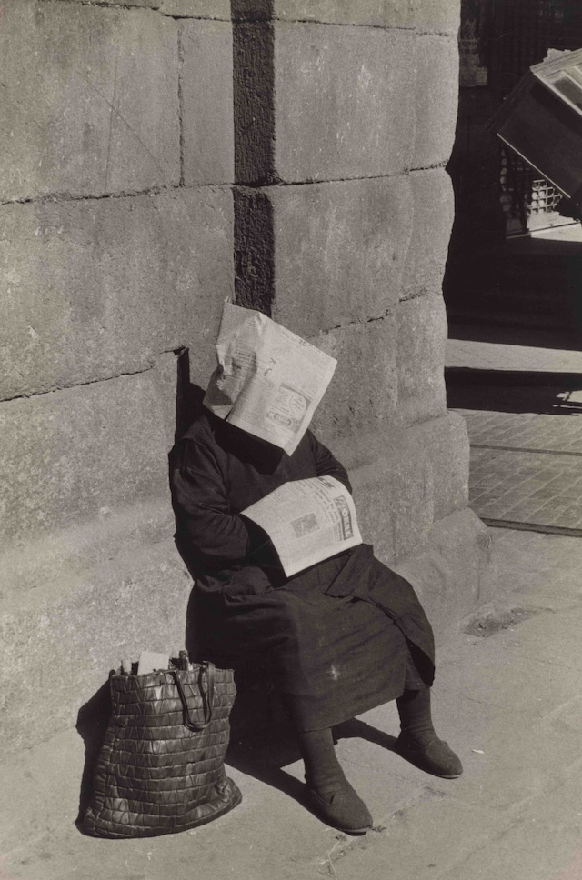 Inge Morath, Siesta of the Lottery Vendor, Plaza Mayor