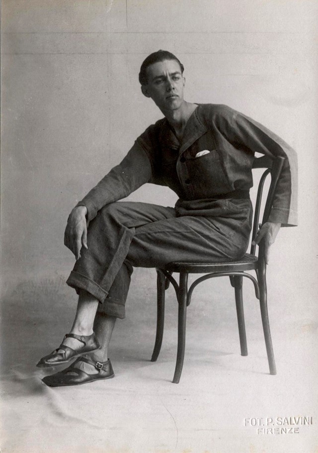 Seated Thayaht wearing overalls, 1920 (credit P. S