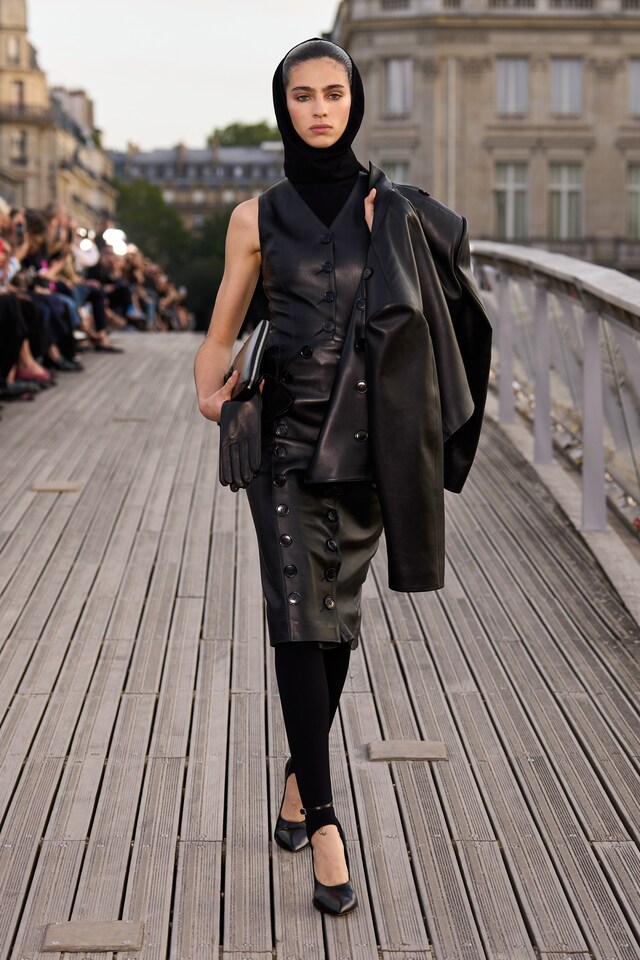Ala&#239;a Winter-Spring 2023 show L&#233;opold S&#233;dar Senghor bridge