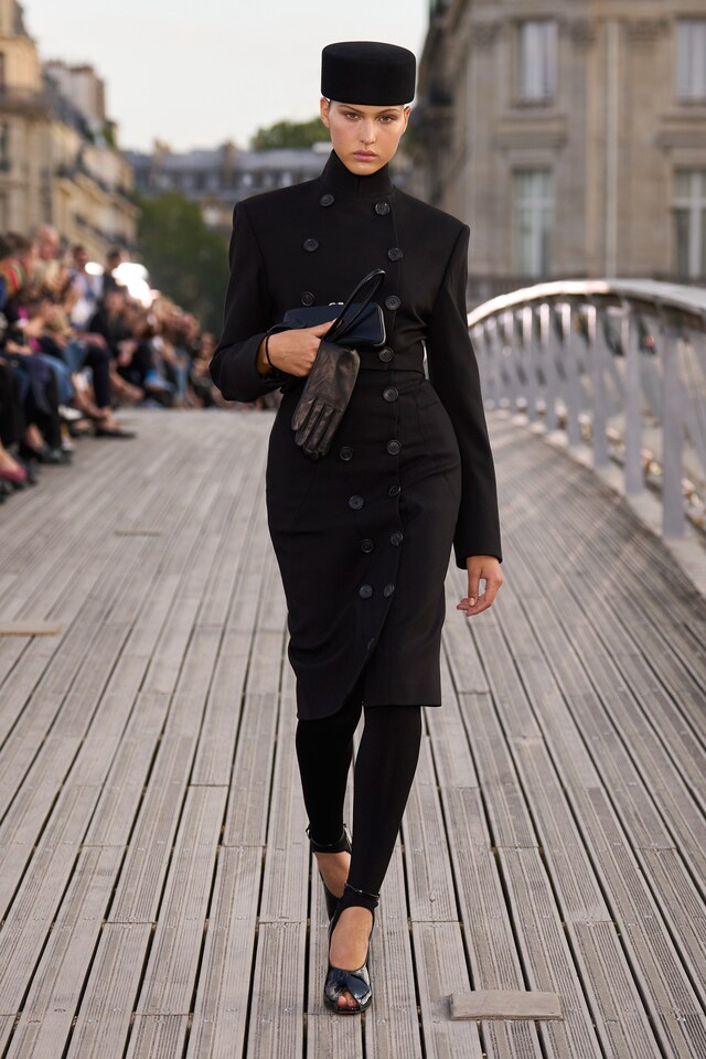 Ala&#239;a Winter-Spring 2023 show L&#233;opold S&#233;dar Senghor bridge
