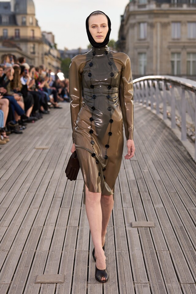 Ala&#239;a Winter-Spring 2023 show L&#233;opold S&#233;dar Senghor bridge