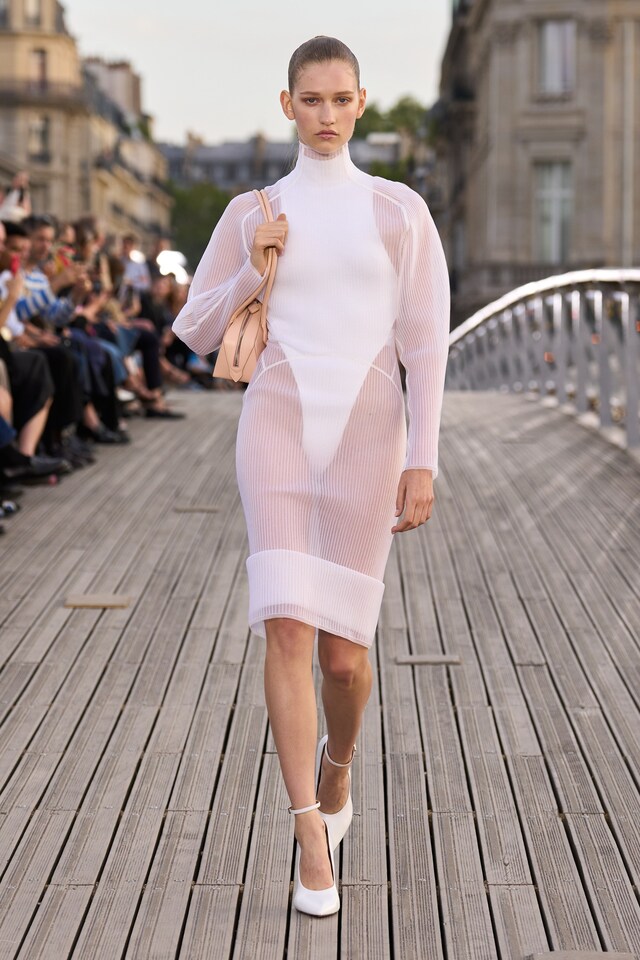 Ala&#239;a Winter-Spring 2023 show L&#233;opold S&#233;dar Senghor bridge